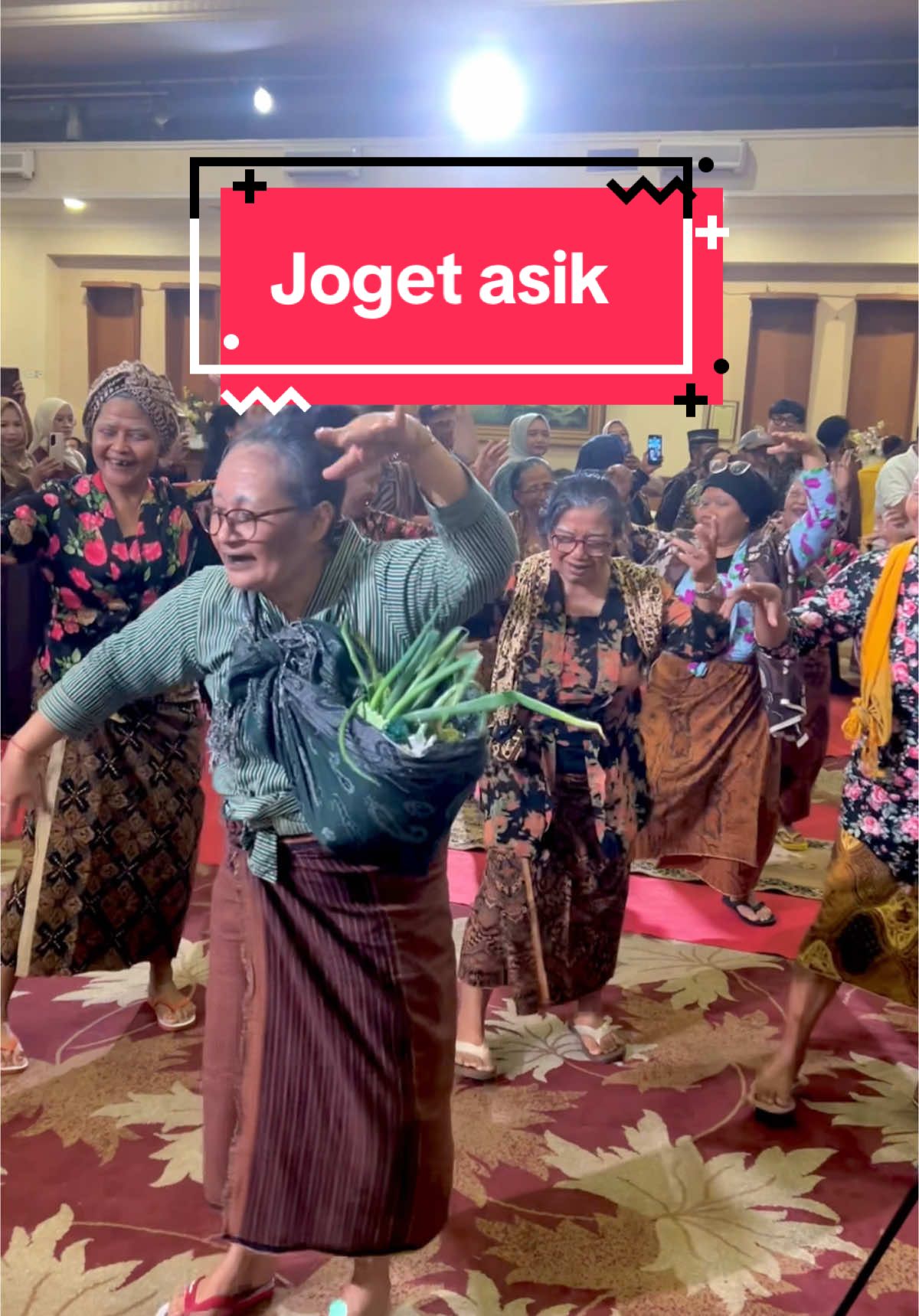 Wasssekkk mbahh 💃🏼💃🏼💃🏼 . Di acara nikahan keluarga Studio 19 Salon #wedding #joget #viral #simbah #vintage #old 