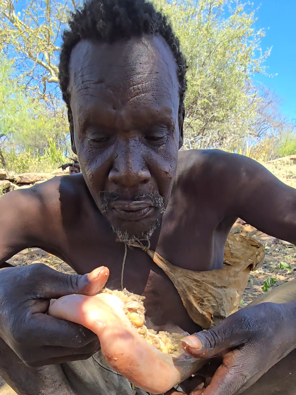 middle day,beautiful life  #dudukwe #hadzabetribe #wildlife #africancrazylife #tiktokusa #localfood #fyp #viral 