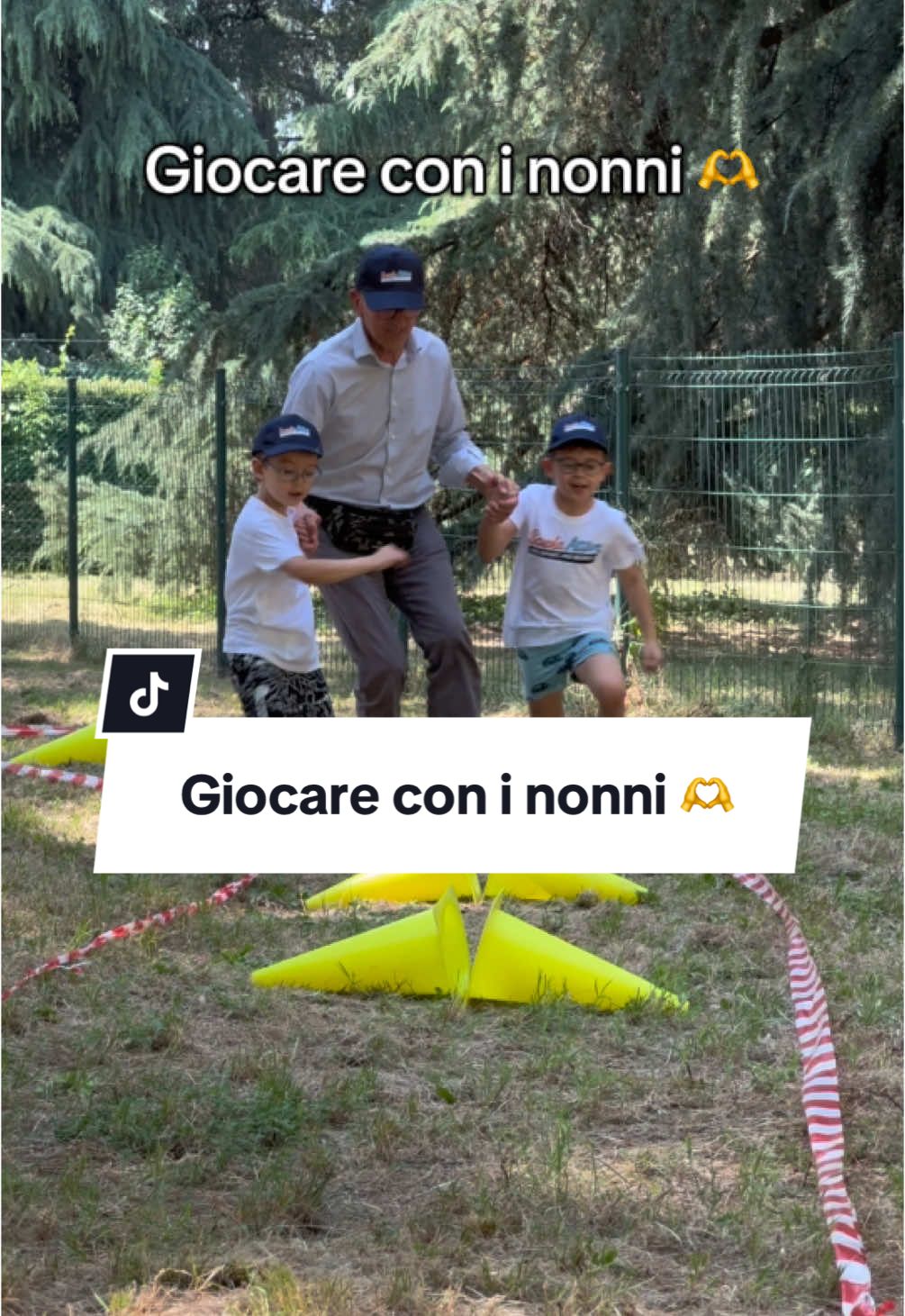 Ogni gioco condiviso è un ricordo che resta. 🫶 Un assaggio della Giornata del Benessere con i nonni, prevista nell’ambito del progetto Scuola Attiva Infanzia, che si è svolta all’interno del Centro Servizi Giovanni XXIII di Bologna con i bimbi della scuola dell’infanzia “Bruno Ciari”.  #ScuolaAttiva #nonni #nonno #nonnaenipote #nonnoenipote #sportazzurro