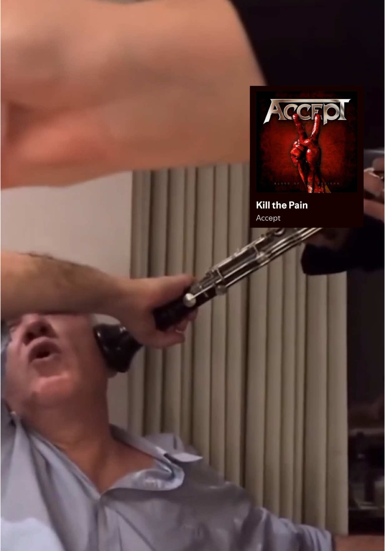 Dostlar meclisinde Kill the Pain açılınca bizdir.. “Kill the Pain” Alman Heavy Metal devi Accept’in sert ve asi tarzının dışına çıktığı, melankolik melodisiyle Metal tarihinin en ikonik Ballad’larından biridir. Şarkı 2010 yılında çıkan “Blood of the Nations” albümünde yer alır.  Şarkı, insanın geçmişte yaşadığı acıları ve bunlarla baş etmeye çalışmasını konu alıyor. Mark Tornillo’nun efsane vokali bu duyguyu çok iyi yansıtıyor. Şarkı acının nasıl susturulamayacağını, onunla yaşamayı öğrenmek gerektiğini anlatıyor.  Accept, 1976 yılında Almanya’nın Solingen kentinde kurulan bir Heavy Metal grubudur ve Avrupa Metal sahnesinin öncülerinden biri olarak kabul edilir. Genellikle yüksek tempolu, güçlü riff’lerle donatılmış agresif şarkılarıyla tanınır. Grup, 1980’li yıllarda çıkardığı Restless and Wild , Balls to the Wall ve Metal Heart albümleriyle uluslararası alanda büyük başarı elde etmiştir. Özellikle “Fast as a Shark” parçası, speed metal türünün öncüsü kabul edilir. Grubun uzun yıllar vokalistliğini Udo Dirkschneider yapmıştır. 2009 yılında Mark Tornillo’nun vokalist olarak gruba katılmasıyla Accept yeni bir dönem başlatmış, Blood of the Nations, Stalingrad ve Blind Rage gibi başarılı albümlerle eski gücünü yeniden kazanmıştır. Accept, bugün hâlâ aktif olarak müzik üretmeye devam eden, Heavy Metal tarihine damga vurmuş köklü bir gruptur. #accept #killthepain #heavymetal #melancholy #metalballads