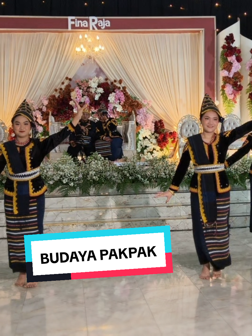TARIAN PAKPAK ( TATAK )  penari Nantampuk Emas  dalam acara wedding Vina Berutu dan Raja  #nurmalamaibang #nantampukemas #pakpakbharat #tarian #tariantradisional #adat #budaya #budayaindonesia #pakpak #dairi #sidikalang #sidikalang_dairi 