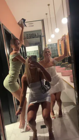 Bottomless brunch 🤝🏼 bathroom boogie  #fyp #bottomlessbrunch #bachelorette #hens 