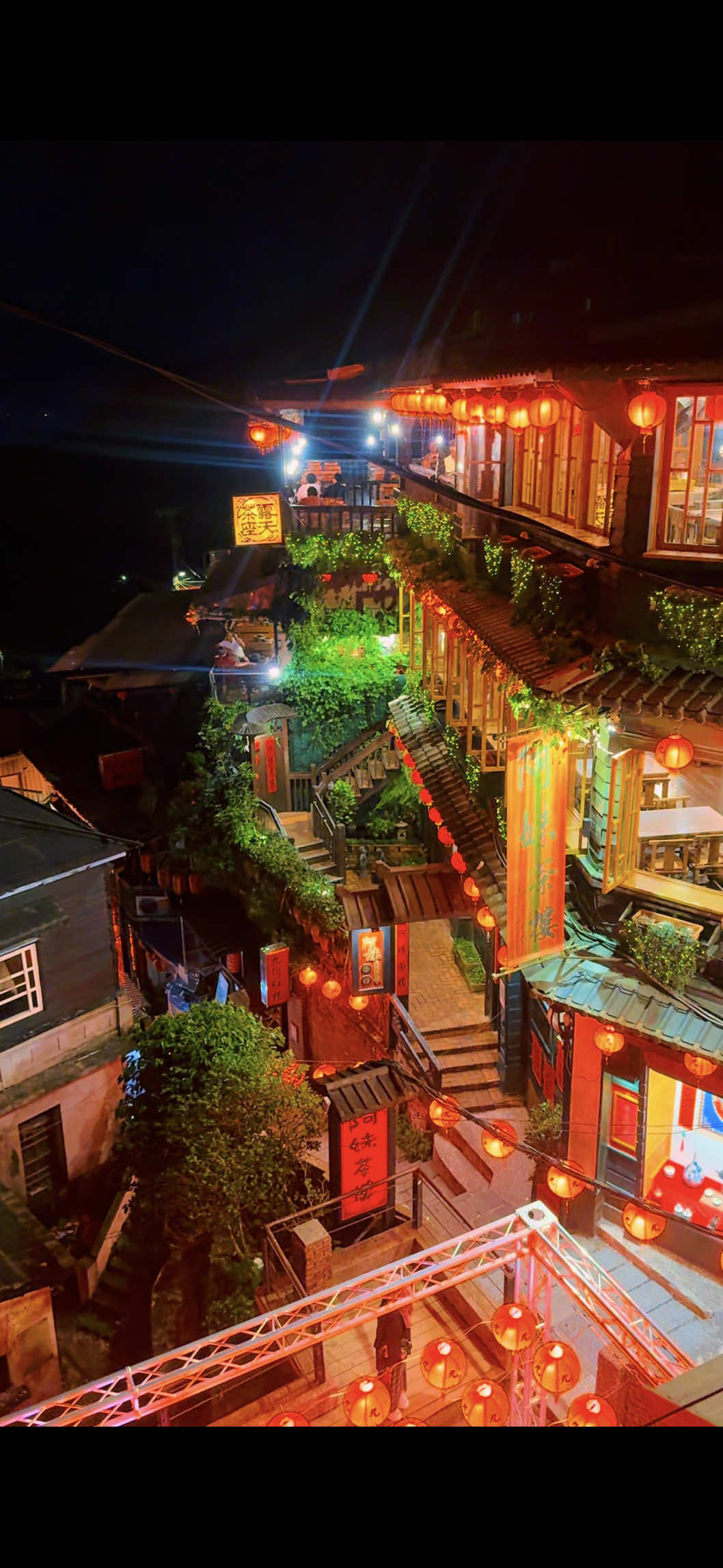 神隱少女裡的場景 🚩台北。九份 New Taipei , Jiufen 沿石階緩緩而下 看紅燈籠點亮夜幕 像走進一場夢幻場景 - 地址：新北市瑞芳區市下巷20號 地標：4R5V+CC 崇文里 新北市瑞芳區 #台灣景點 #九份 #新北 #瑞芳 #九份老街 #travel #taiwan 