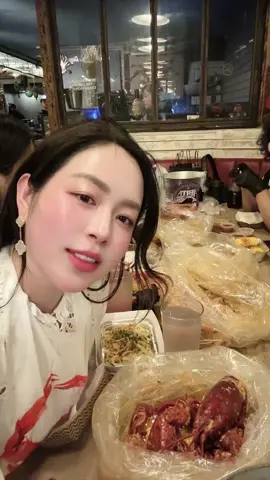 My favourite food in the U.S 🐷 #linhtanmy #tanmydesign #travel #usa #newyork #crawfish 