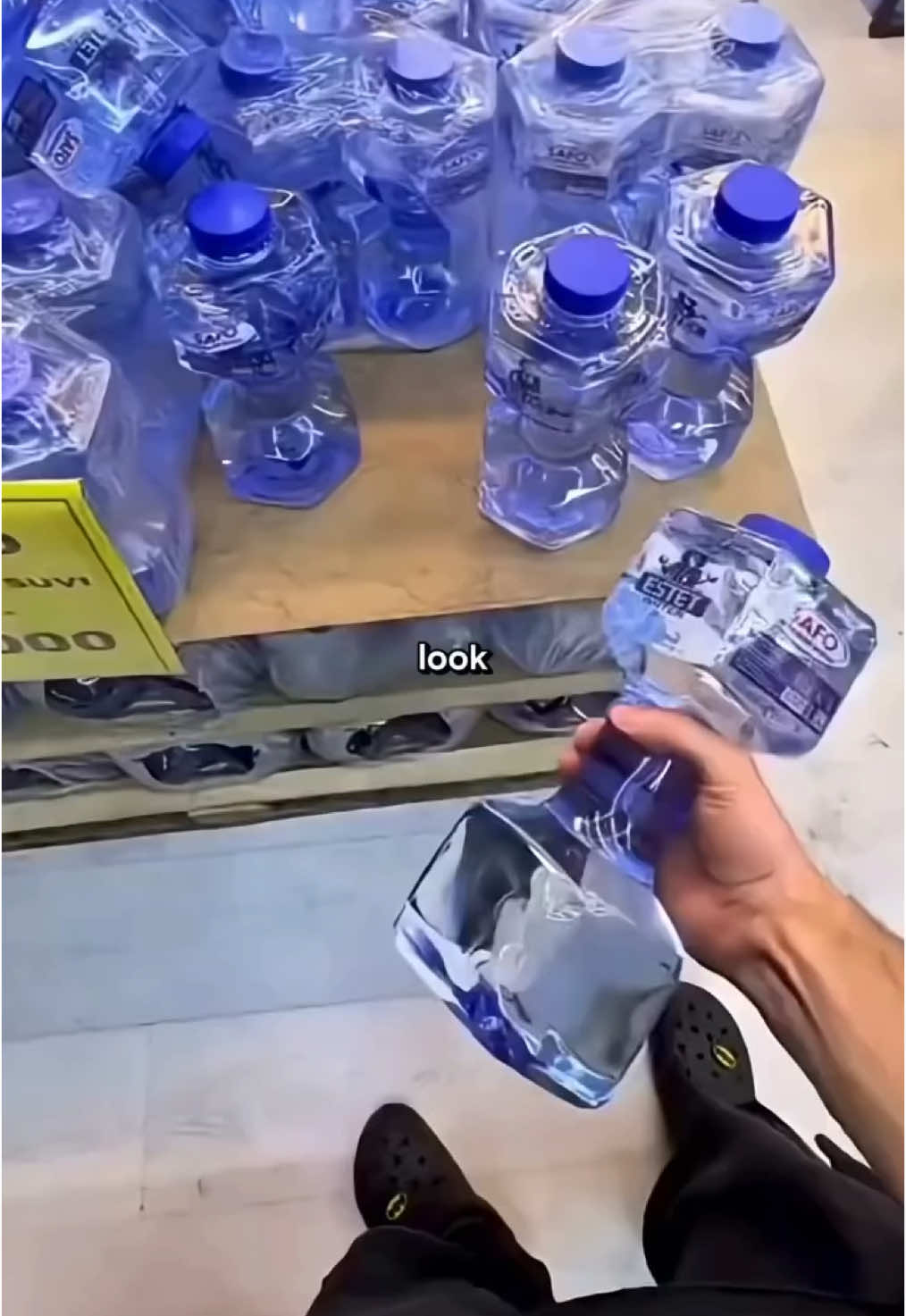 Probably the best product for home workout lovers as you don’t need dumbbells anymore, just this dumbbell shaped water bottle, which can be used for workout.  A unique product design alone can be a totally perfect business idea, as water bottles aren’t new, but this guy just designed them differently to create a whole another business.  #branding #marketing #marketingtips #marketingstrategy #business #fyp 