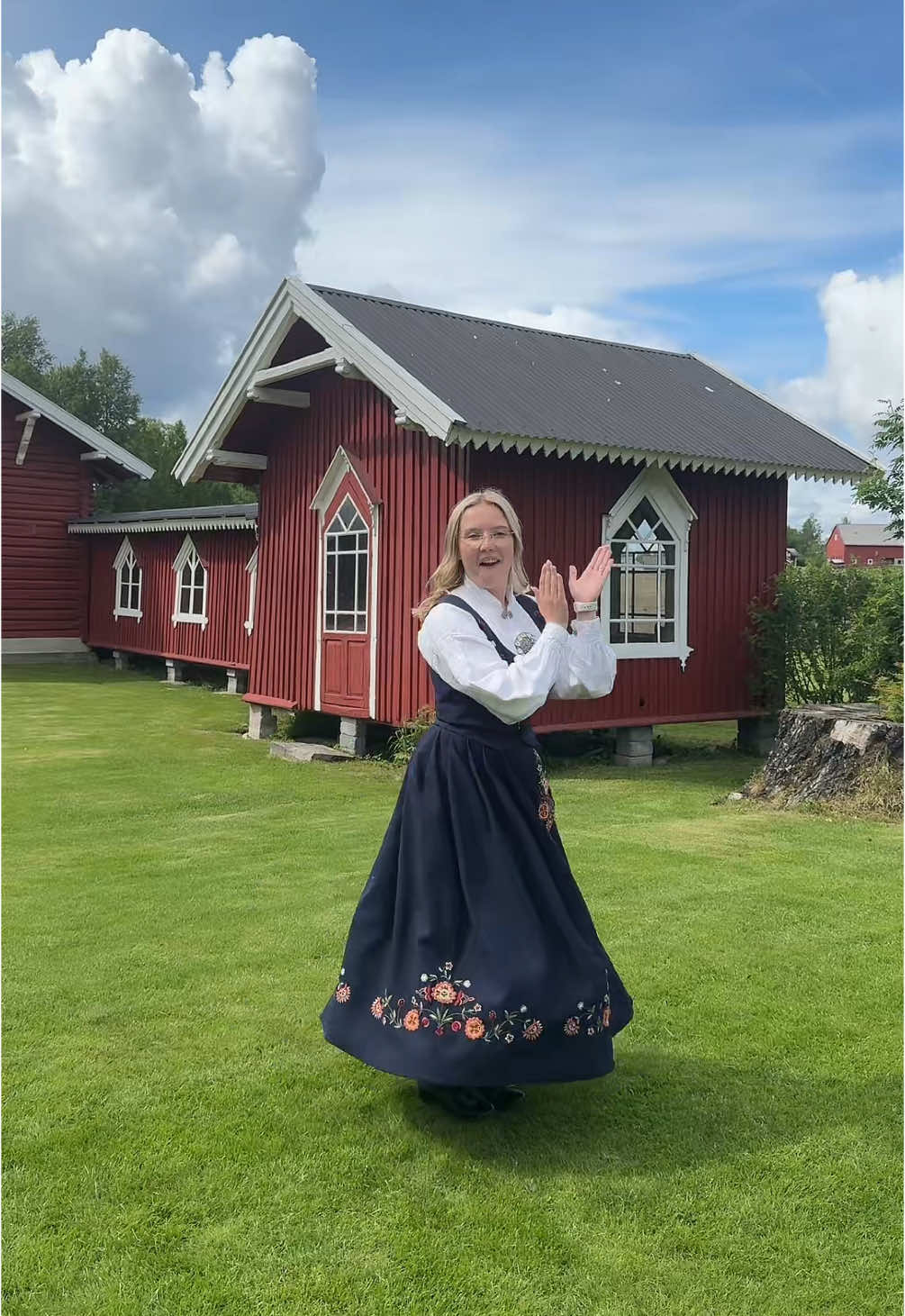 Enda en dag med bunad gitt🤩🇳🇴🏰🧌👸🏼🌲 #dance #bunad #norway #målselv #dancetrend 