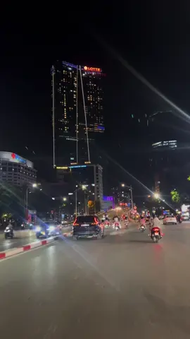 Lặng lẽ đọc lại những dòng tin nhắn cũ, thì ra chúng ta đã từng hạnh phúc đến vậy..#🥲 #hanoivedem❤️ #langthanghanoi #nhạchaymỗingày 