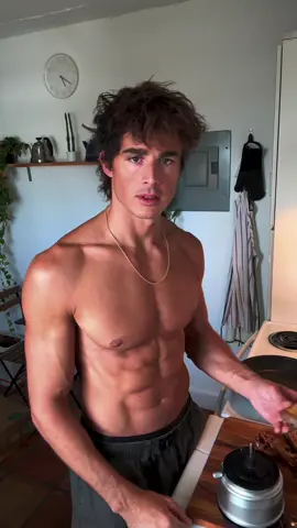 Sourdough breaded chicken “cotolette di pollo”. A simple recipe with only 4 ingredients. First you need to dry the sourdough bread in the oven at around 130 C (260 F) for 45-50 min or until it’s completely dry (I like it with extra crunch). Then grind it to make crumbs. Fresh egg, chicken and fry in extra virgin olive oil on medium-high heat. Side of peppery arugula. Everything is organic here. A complete meal, I’ve put 3 slices of bread on this chicken so carbs, protein and fat all in one little parcel of delight. Happy Sunday everyone! 👨🏽‍🍳