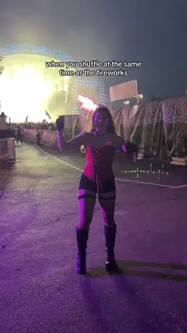 my roommates reaction in the middle 🤣 #shufflegirl #beyondwonderlandchicago #chicagoedm #beyondwonderland @Beyond Wonderland 