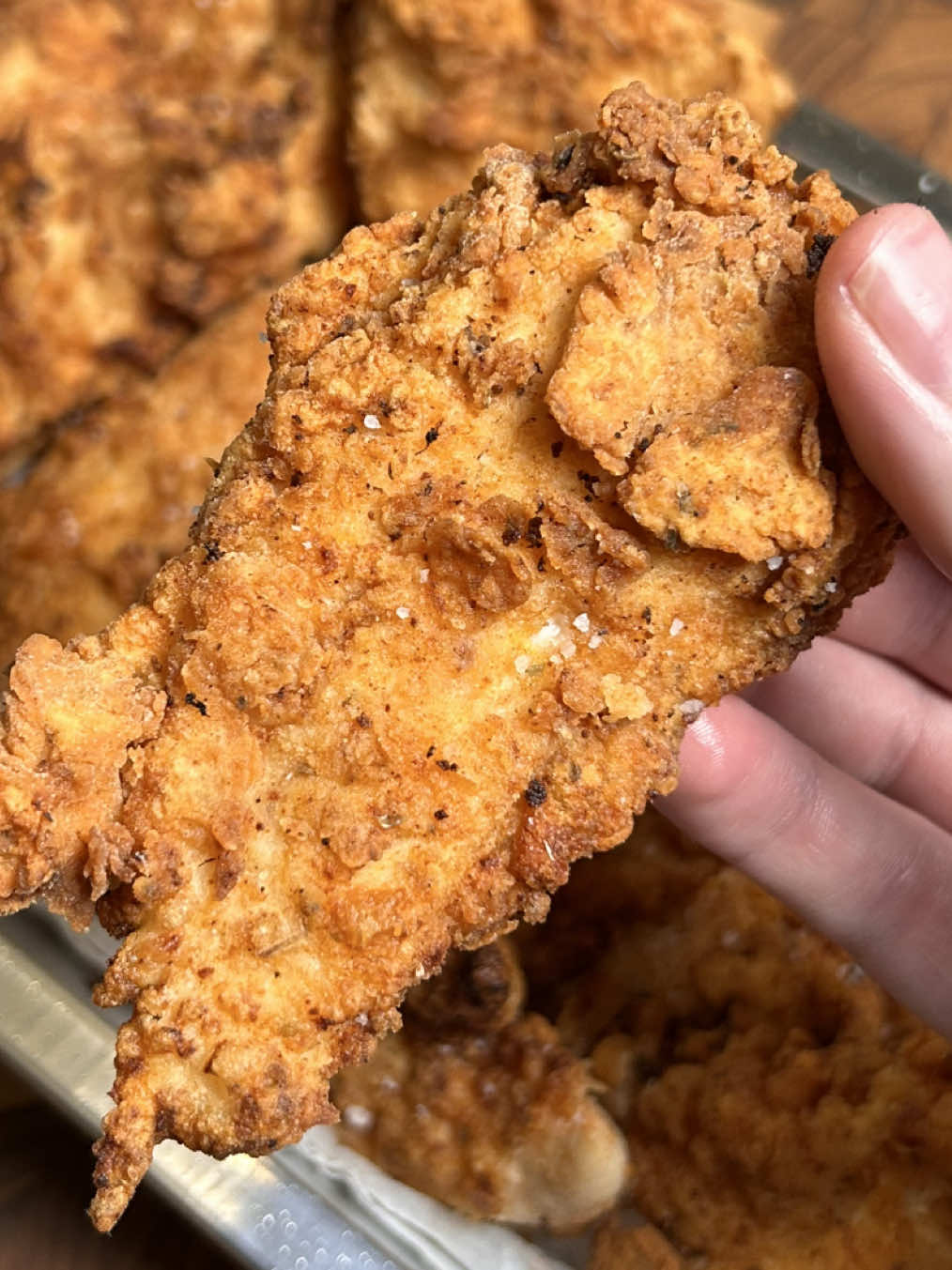 Poulet frit 🤤🍗  Ingrédients : 4 grosses escalopes de poulet  1/2 L de lait fermenté 🥛  250g de farine  Huile de tournesol pour la friture Les épices : (à faire x2 pour marinade et farine) 2 cs de paprika fumé  1 cs d’ail en poudre  1 cs d’origan 1 cs de thym 1/2 cc de gingembre  1/2 cc de piment fort 1 cc de poivre 1 cc de sel #pouletfrit #pouletcroustillant #recettefacile 