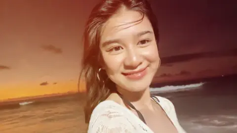 slowmo aesthetic in frame: aline fauziah . . #CapCut #milky0urs #slowmo #slowmosmooth #aesthetic #song 