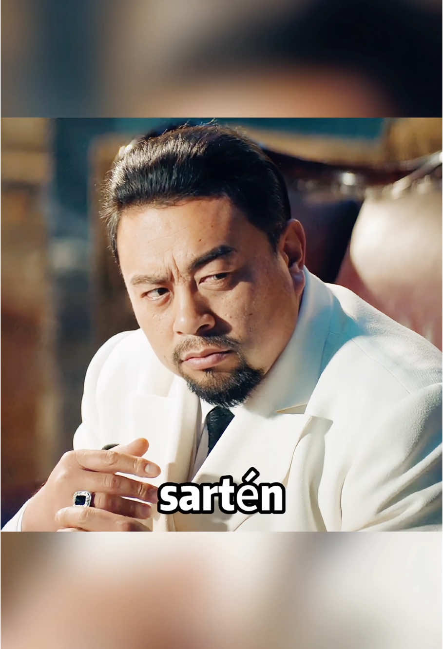 El hombre sacó una moneda de cobre de la sartén de aceite hirviendo.#foryou #tiktok 