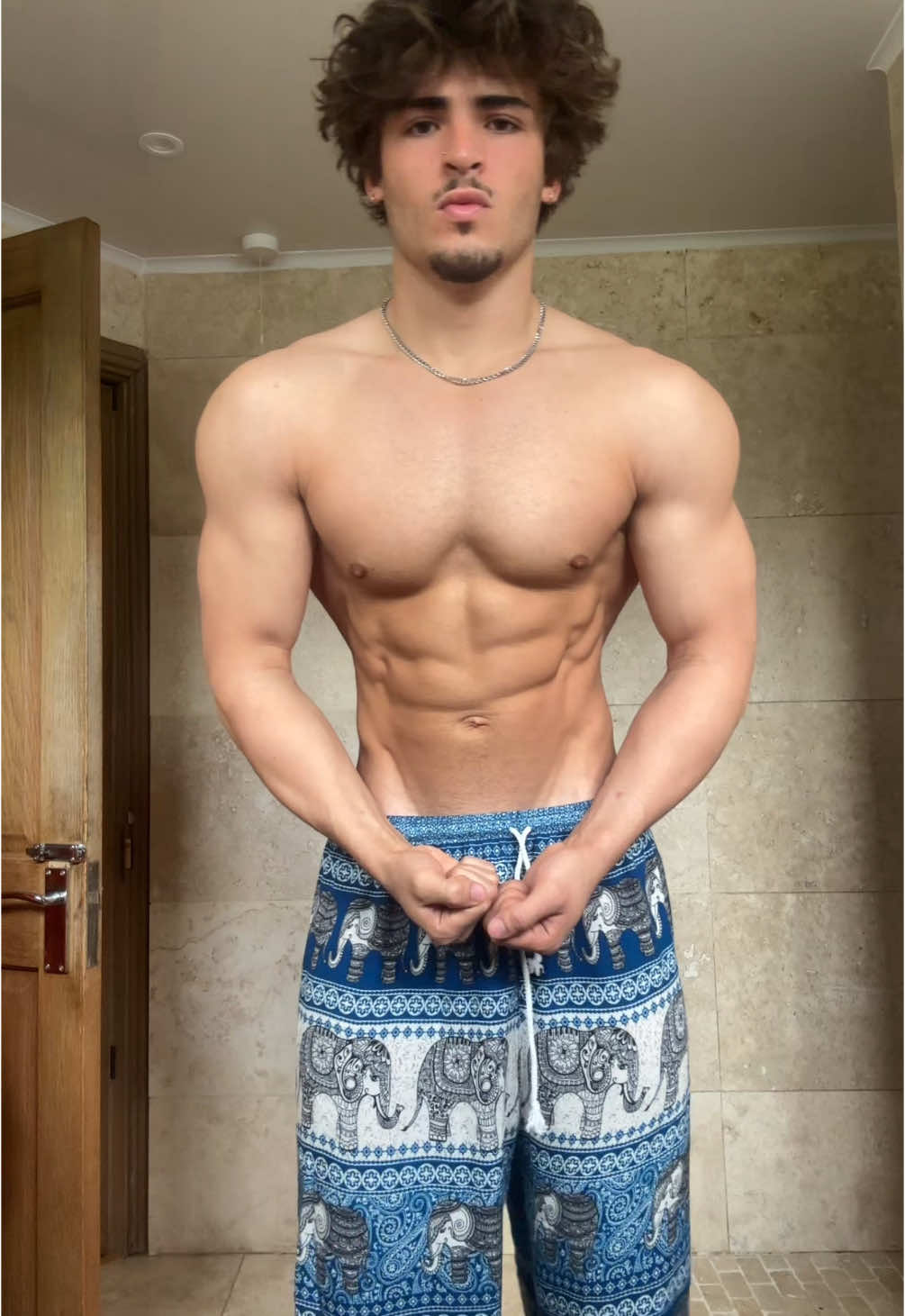 Straight outta bed in both hence the facial bloat😆 only started cutting properly in the last week aswell, was still drinking 3-4x a week before that #gym #aesthetics #transformation #cut 