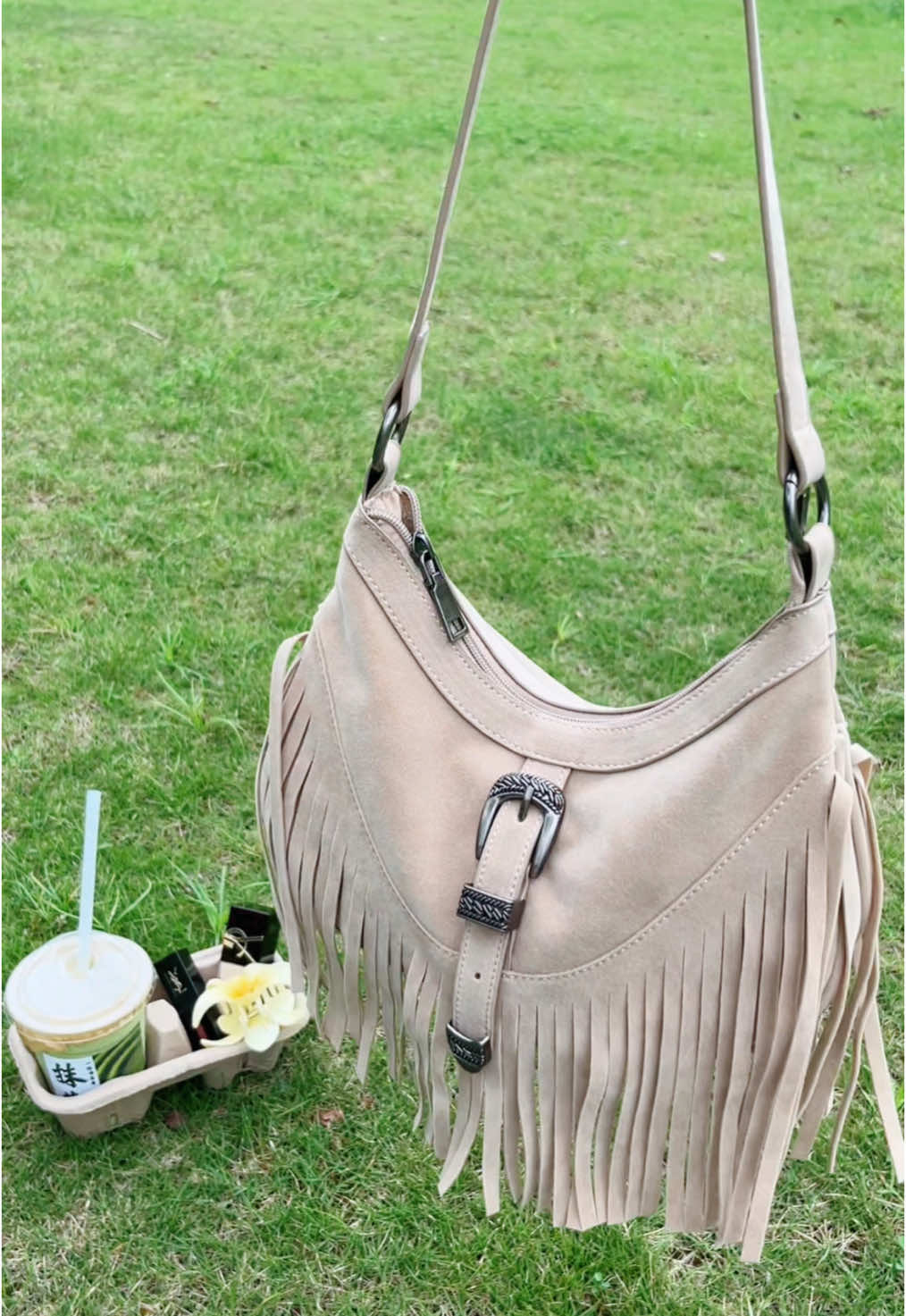 Swinging into summer with this fringe🤍🤠 #fyp #purse #bag #pursetok #summervibes #fringebags #hobobag #westernstyle #cowgirl #matcha #sunwelfashion 