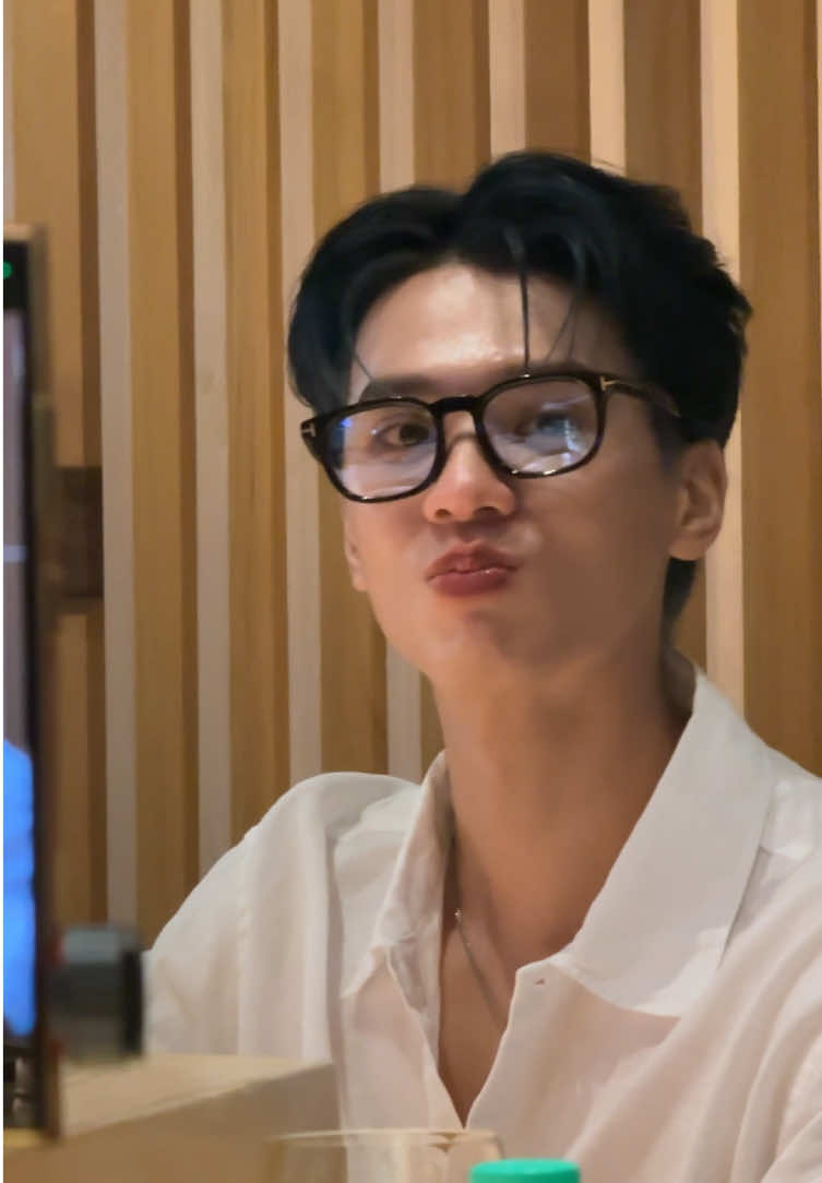 เหตุเกิดจากก่อนหน้านี้ เก่งแกล้งแฟนคลับตอนกินด้วยการทำเสียง อ้ำ นี่กับแฟนคลับคนนั้นเลยแกล้งคืนด้วยการ อ้ำ~~~~ ละดูทำหน้า5555555 เอ็นดูอะ มีชี้หน้าแม่ด้วยนะ ดื้อมากกก🤏🏻  @Harit_keng  #PlantneryDinnerWithKengHarit #KengHarit #เก่งหฤษฎ์ 