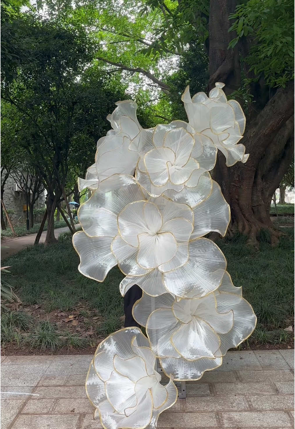 Our job is to create beauty! #giantflower #flowerdesign #flowerdecor #artdesign #eventdecor #decorationidea #flowerdecoration #flowerdecoration 