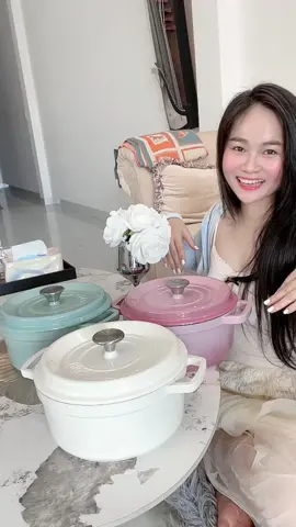 Bộ nồi gang cao cấp tráng men màu siêu cưng xĩu các c đẹp ơi, đường kính 24cm và nấu được trên các loaii bếp ạ, k kén bếp ạ, xài thích lắm ạ, hầm xương nấu cơm ngon tuyệt vời xuất sắc ạ