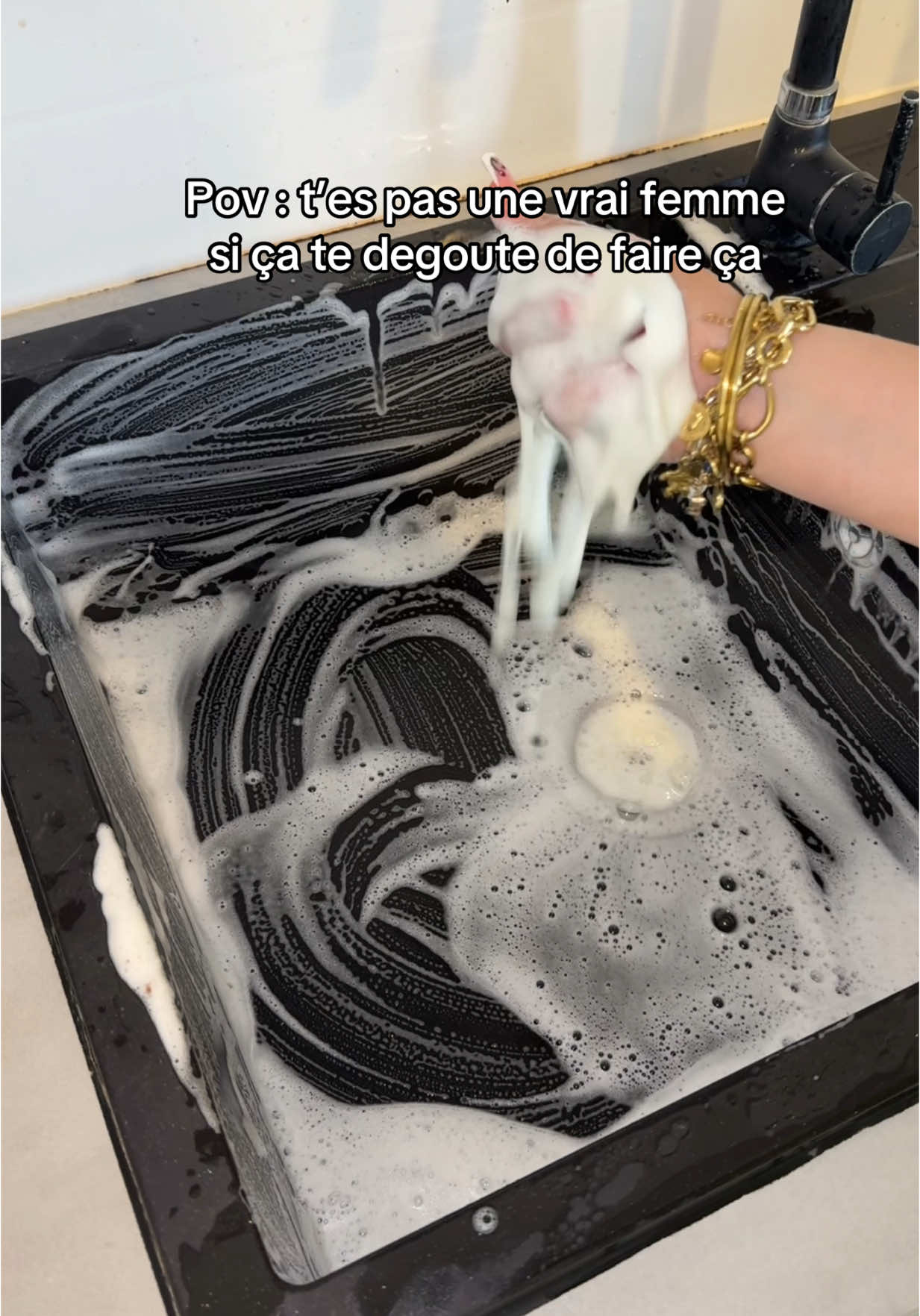 Que les femmes mariables peuvent faire ça !! #pourtoi #mousse #femme #pourtoii #cleanwithnjo #menagefacile #nettoyage #menagemaison #menage #trendingvideo #maisonpropre #percer #percer #perce #fille #nettoieavecmoi #viralvideos #treanding #trendingvideo #perce #nettoieavecmoi #foryourepage #perce #cleaning #femme #cuisine #nettoie 