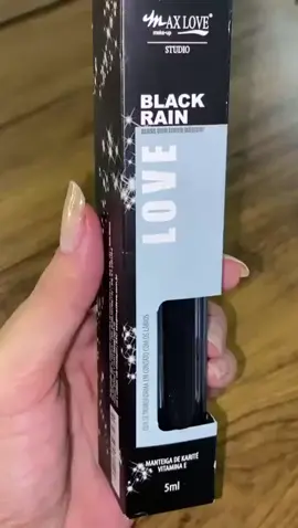 Max Love Maquiagem Gloss Black Rain Efeito Mágico Gloss com Efeito Mágico Black Rain da Max Love – O Gloss que Se Transforma com o Seu PH! 🌟💋 O Gloss Black Rain da Max Love traz um efeito surpreendente: a cor do produto no frasco é apenas o começo. Ao aplicar nos lábios, a tonalidade muda magicamente, variando entre mais clara ou mais escura, dependendo do PH da sua pele. Além desse efeito fascinante, a fórmula é hidratante, proporcionando brilho e cuidado aos seus lábios, ideal para o uso diário. Benefícios: Efeito Mágico: A cor se adapta ao PH dos seus lábios, criando um efeito único e personalizado. Hidratação Intensiva: Com Manteiga de Karité e Vitamina E, seus lábios ficam macios e bem hidratados. Brilho e Conforto: Proporciona um acabamento brilhante e confortável para o uso diário. Vegano e Livre de Crueldade: Sem ingredientes de origem animal, garantindo um produto ético e sustentável. Sem Parabenos: Formulação livre de parabenos para cuidados mais suaves. Modo de Uso: Aplique o gloss diretamente sobre os lábios e observe o efeito mágico acontecer! A cor se adapta ao seu PH, proporcionando um visual único. Indicação: Todos os tipos de lábios, para quem busca brilho, hidratação e um toque de cor que se ajusta ao seu estilo. Experimente o Gloss Black Rain da Max Love e descubra a magia de lábios hidratados e com cor personalizada! ✨💄 #beleza #cuidado #autoestima