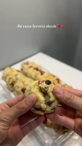 Az malzemeyle harikalar yaratmak isteyenler buraya! 🍓🍫 Bu çilekli damla çikolatalı kurabiyeler hem pratik hem efsane lezzetli! Denemeyen kalmasın🤍 Malzemeler 125 gr tereyağı yada margarin Yarım su bardağı toz şeker  Yarım su bardağı sıvı yağ 1 tane yumurta  3 su bardağı un 1 paket vanilya 1 paket kabartma tozu 14-15 tane çilek  1 çay bardağı damla çikolata (beyaz, sütlü ve bitter çikolata kullandım.) Tereyağını, sıvı yağı, toz şekeri ve yumurtayı bir kapta güzelce karıştırın. Üzerine vanilin, kabartma tozu ve azar azar un ekleyerek ele yapışmayan yumuşak bir hamur yoğurun. Doğranmış çilekleri ve damla çikolatayı ekleyip hamura eşit şekilde dağılana kadar karıştırın. Hamurdan ceviz büyüklüğünde parçalar koparıp şekil verin ve yağlı kağıt serili tepsiye dizin. Önceden ısıtılmış 170 derece fırında 15-20 dakika, kenarları hafif kızarana kadar pişirin. Ilıyınca servis edin. Deneyeceklere afiyet olsun!🌸 #çileklikurabiye #yazkurabiyesi #kurabiye #kurabiyetarifleri
