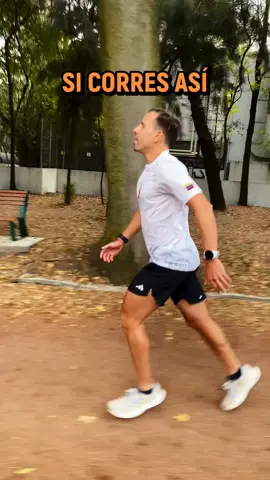 Esto afecta tu rendimiento  Mantener una posición correcta de los brazos al correr es más importante de lo que mucha gente cree. Los brazos influyen directamente en la eficiencia, el ritmo y el equilibrio del cuerpo durante la carrera. #run #Running #correr 