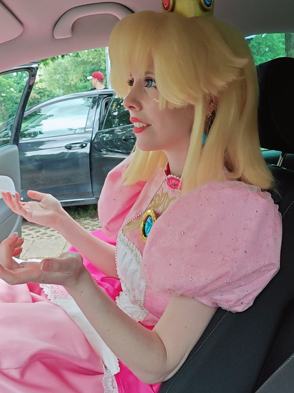 How you hype up your cosplay friends correctly ✨ @Spacebarbie ⋆⭒˚.⋆  #dokomi #dokomi2025 #peachcosplay #nintendo #princesspeach 