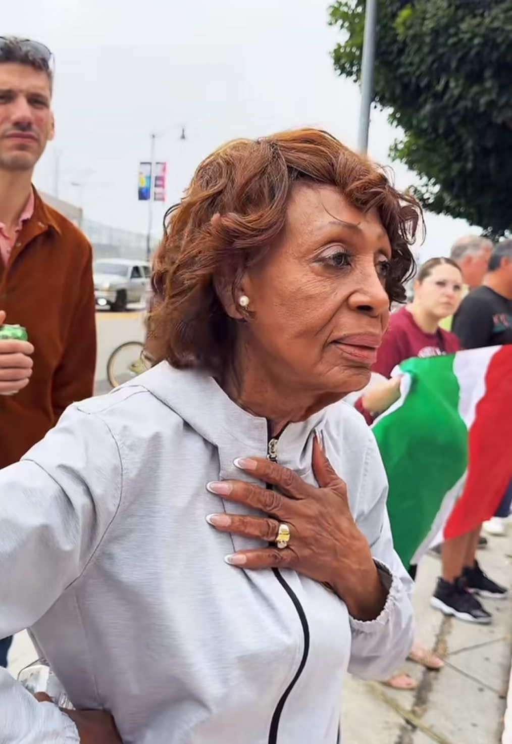 Congresswoman Maxine Waters at a protest in Los Angeles. So much respect for her for showing up! 🫡🙌🏼  Stay safe, Congresswoman! People should not be living in fear like this.😔 Video from a Livestream with @PlaneOldWill (Pilot) #losangeles #protest #ice #nationalguard 