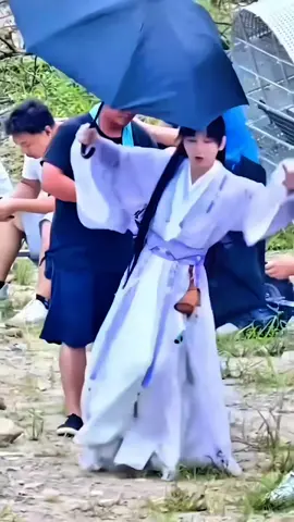 Sudah tidak terhitung lagi berapa kali dia tersandung🤣🤣 Lagipula bisa2nya dia tersandung sampe berkali2 bgtu😁😁 #chengyi #chineseactor #chengyi成毅 #chengyi_fan🥝💚 #fushiqi傅诗淇 #fushiqi #bestactor