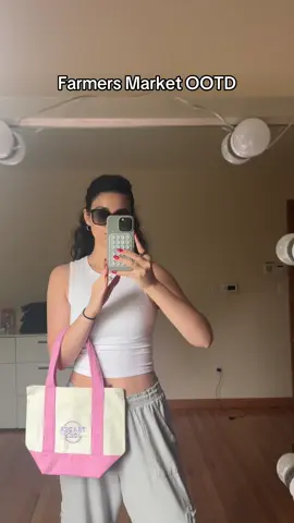 Happy Sunday 🤸‍♀️☀️ #OOTD #farmersmarket #farmersmarketoutfit #coastalconnecticut #summeroutfits #outfitinspo 
