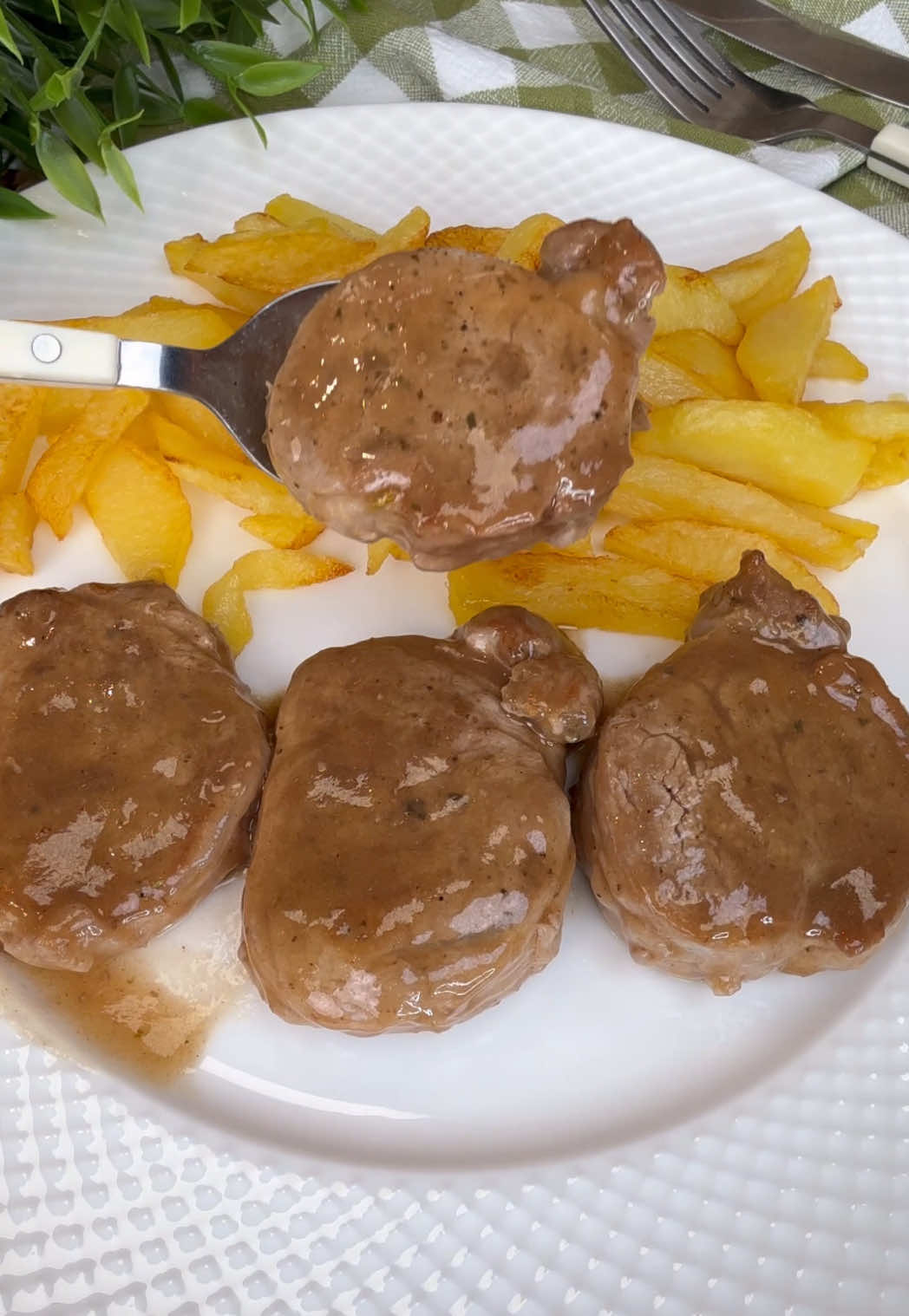 Hoy te traigo una receta fácil que hace que la casa huela a comida de verdad… Solomillo en salsa de Oporto: jugoso, tierno y con una salsa deliciosa. Ideal para un domingo en familia, una cena especial… o simplemente para darte un capricho. Guarda la receta y anímate a prepararlo. ¡Verás qué fácil es sorprender con platos deliciosos! Ingredientes (para 2-3 personas): - 2 solomillos de cerdo - Sal y pimienta al gusto - Aceite de oliva - 2 cebollas - Tomillo - Romero - 200 ml de vino de Oporto - 400 ml de caldo de carne - 1 cucharada de mantequilla - Patatas para la guarnición Elaboración: Parte el solomillo en medallones gruesos. Sazónalos con sal y pimienta por ambos lados. Calienta un poco de aceite en una sartén amplia. Dora los medallones a fuego fuerte, sellándolos bien por fuera pero dejándolos poco hechos en el interior. Retíralos y resérvalos. En la misma sartén, baja el fuego y añade un poco más de aceite si es necesario. Sofríe la cebolla picada finamente a fuego suave hasta que esté bien dorada y caramelizada. Agrega el tomillo y el romero. Vierte el vino de Oporto y deja hervir durante 2 minutos para que se evapore el alcohol. Retira las ramitas de tomillo y romero. Pasa la salsa al vaso batidor y tritúrala hasta obtener una textura fina. Vuelve a poner la salsa triturada en la sartén y mezcla con el caldo de carne. Lleva a ebullición suave. Incorpora la mantequilla y remueve bien para que la salsa quede brillante y con una textura sedosa. Devuelve los medallones de solomillo a la sartén con la salsa. Cocina todo junto a fuego suave durante 2 minutos más. Mientras la carne se termina de hacer, fríe unas patatas para acompañar el plato. Sirve el solomillo bien caliente, napado con la salsa de Oporto y acompañado de las patatas crujientes. ¡Un plato que enamora! #cocinacasera #solomillo #recetasconamor #salsadeoporto #comidaparacompartir #recetastiktok #cocinafacil #cocinaencasa #cocinaentiktok 