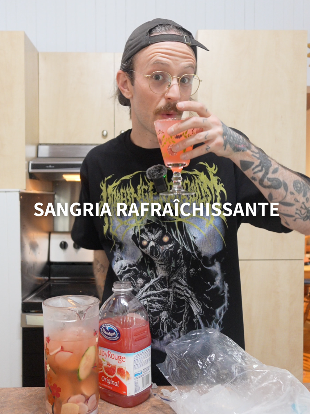 Une recette de sangria blanche très rafraîchissante pour l'été! ☀️ 🍹SANGRIA BLANCHE PÉTILLANTE Recette trouvée sur le site de @coupdepouce.mag  1/2 gros concombre anglais coupé en tranches fines sur le biais 1 pièce de gingembre frais pelé et coupé en tranches fines 3 gros radis , coupés en tranches fines 1 tasse de jus de pamplemousse 3 tasses de glaçons 1 bouteille de vin blanc mousseux sec, froid #sangria #recette #été #humour