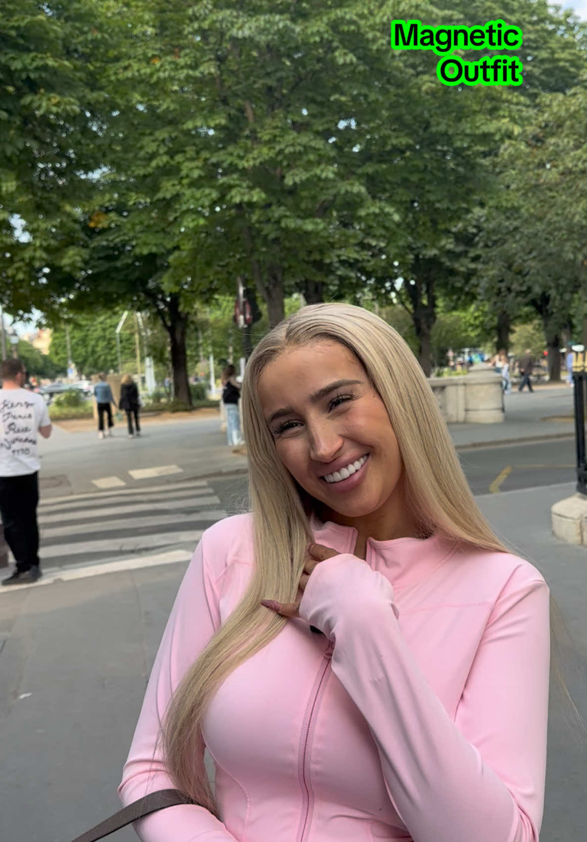 🎥 STREETSTYLE PARIS Aujourd’hui, j’ai eu l’immense plaisir — et vraiment, le privilège — de recroiser notre @Polska nationale. Je l’adore. 🥹✨ Comme elle l’a si bien dit elle-même : “Je suis l’influenceuse number one en France.” Elle est chou, bienveillante, solaire, douce… C’est un bonbon, Polska. Et son look du jour ? À son image. Elle porte un ensemble sportswear, un peu moulant, qu’elle a trouvé dans une petite boutique à Châtelet. À son bras : un petit sac Babies Gucci, trop choupi. Pas grand-chose dedans — mais juste l’essentiel. En accessoires : ✨ Des boucles d’oreilles Louis Vuitton 🍒 Et pour sublimer sa tenue : le parfum cerise de Tom Ford. Un bijou. Elle est vraiment à l’image de son style : Hyper chou, hyper mignonne, sincèrement un plaisir de l’avoir recroisée. Et ses amis aussi étaient adorables. Polska, si tu vois ça : Je t’embrasse fort. ❤️ #polska #outfitoftheday #outfit 