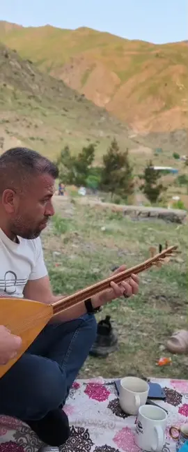 Rüzgarın sessiz çığlığında ,usulca kulağıma fısıldayan sesti sağım yalan solum yalan.
