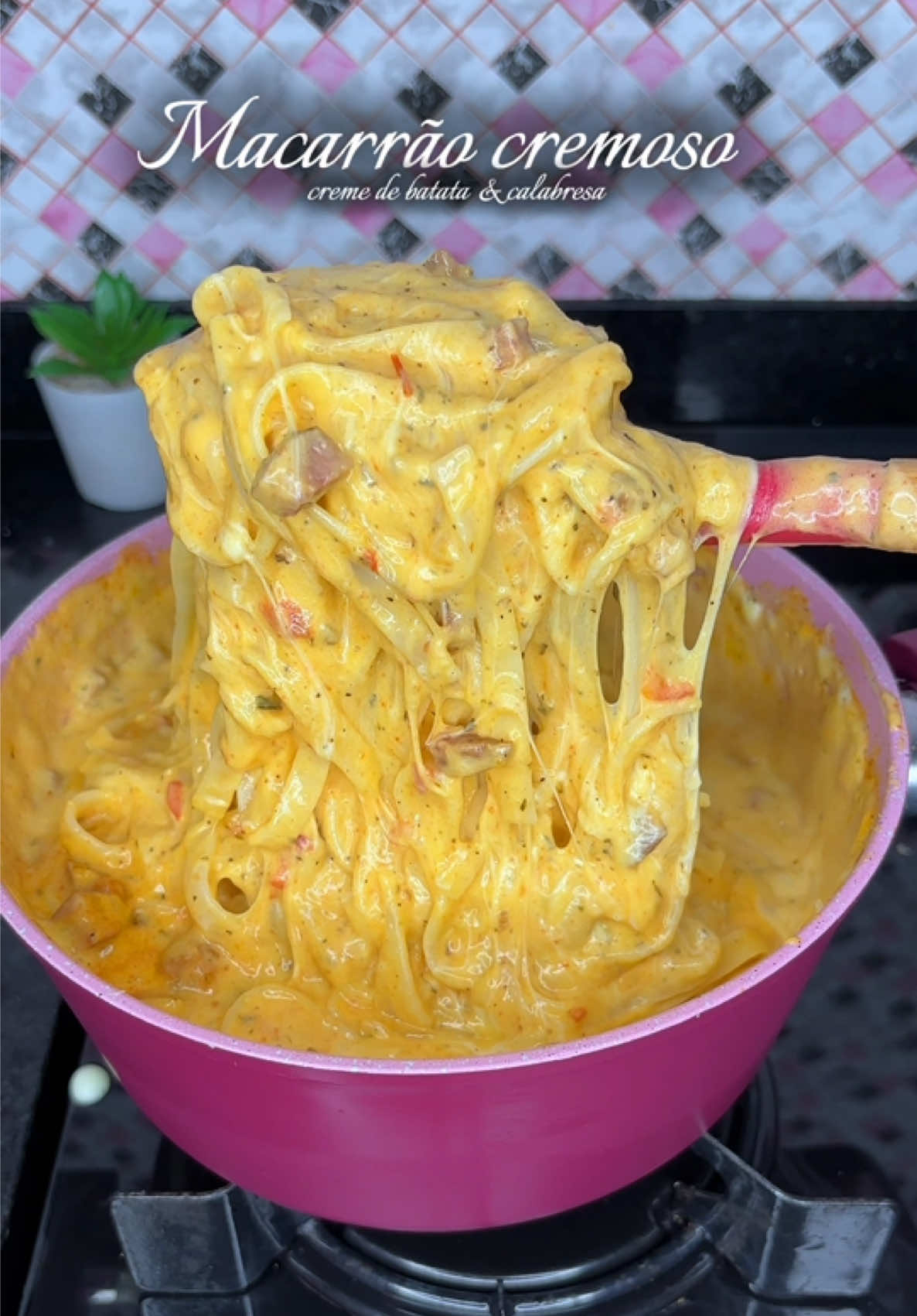 Macarrão cremoso com calabresa e creme de batata.  . . . #cremedebatata #macarraocremoso #macarronada #batata 