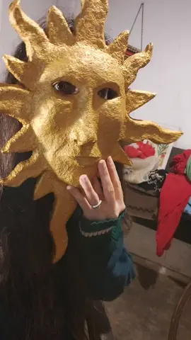 Maple de huevo, aserrin y cola  ✨️💛 Asi hice esta mascara para mi ultimo videoclip 🌙  Encontralo entero en Youtube como Astros Picardías (link en Bio) 🌟 Segundo adelanto de mi proximo albuuuuuum