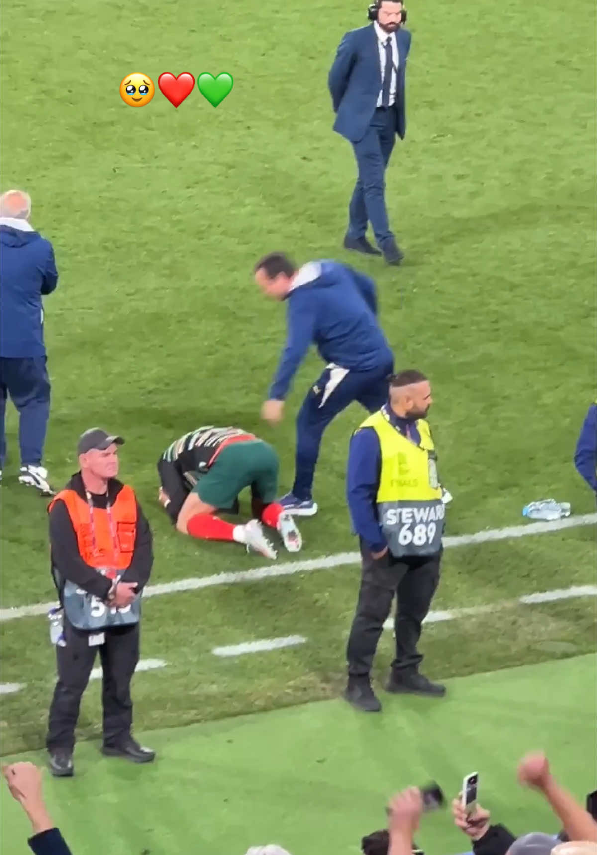 فرحة رونالدو بتتويج البرتغال 🏆 #portugal #portugal🇵🇹 #cr #cr7cristianoronaldo #cristianoronaldo #final #uefa #alnassr #ولدنا #مباراة_اليوم #البرتغال_اسبانيا #رونالدو #النصر #مالي_خلق_احط_هاشتاقات 