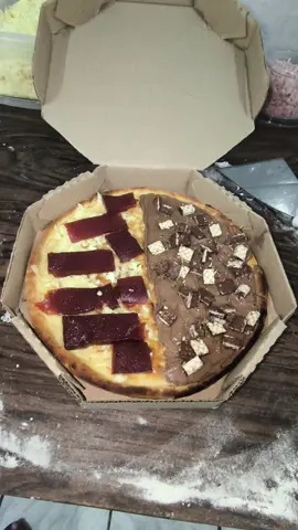 Pra quem é fã de pizza doce, tá ai metade Romeu & Julieta e metade Bis! #pizzadoce 