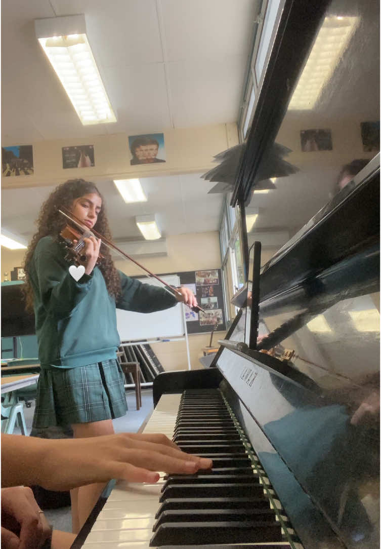 Howls moving castle piano and violin duet there’s a few mistakes here and there but oh well 🤷‍♀️ - piano accompaniment by Sakura #piano #duet #violin #violinist #foryoupage #violinpiano #foryou #music #foryoupage #foryoupageofficiall #fypp #classical #ghilbi #fyp #coversong #fypage #fypシ゚ 