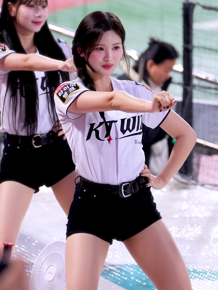 líder de torcida Kim jeong won ela é tão perfeita 💞