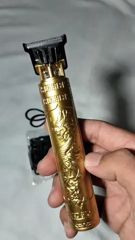Alat Cukur Rambut Elektrik Profesional – Edisi Premium Ukiran Naga Tampil keren dan rapi setiap hari dengan Alat cukur Rambut Elektrik Profesional bergaya ukiran naga yang elegan dan maskulin. Didesain untuk Anda yang mengutamakan penampilan maksimal dengan alat grooming berkualitas. 🔥 Keunggulan Produk: ✅ Desain Premium & Eksklusif – Bodinya dilapisi dengan ukiran naga yang mewah, memberikan kesan elegan dan kuat. ✅ Pisau Presisi T-Type Blade – Cocok untuk membentuk garis rambut, fade, dan detail cukur dengan hasil sangat rapi. ✅ Motor Bertenaga Tinggi & Hening – Memastikan pemotongan yang cepat  ✅ Wireless & Rechargeable – Dilengkapi kabel USB, cukup charge dan gunakan tanpa ribet kabel. ✅ Aman & Mudah Dibersihkan – Kepala cukur bisa dilepas untuk dibersihkan. Disertai sikat kecil dan botol minyak pelumas. ✅ Lengkap dengan Aksesori – Termasuk 3 jenis sisir pembatas (1mm, 2mm, 3mm), kabel charger, minyak pelumas, dan sikat pembersih. 💈 Cocok Untuk: Pemakaian pribadi di rumah Tukang cukur/barber profesional Traveling – ringkas dan praktis dibawa ke mana saja #lewatberanda #alatcukurelektrik 