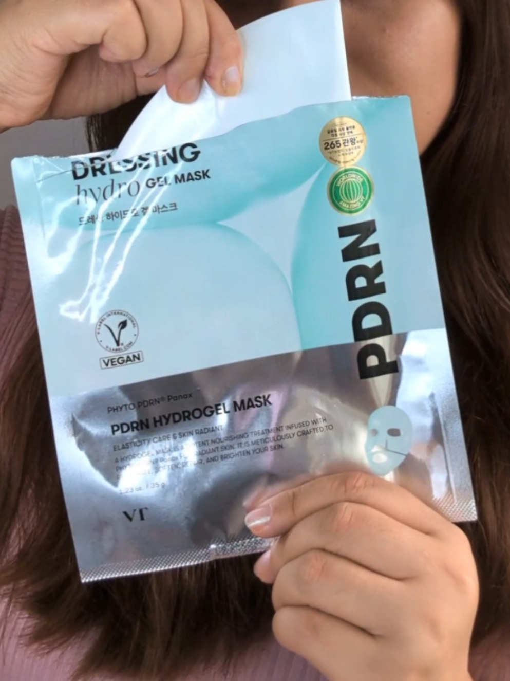 The PDRN Hydrogel Mask by @VT Cosmetics US a Korean skincare gem designed to hydrate, firm, and regenerate your skin. The star ingredient is PHYTO PDRN®, a plant-based alternative to traditional salmon-derived PDRN, extracted from wild ginseng. The result? ✨ Firmer, glowing, and revitalized skin 100% vegan-friendly. 💧 What’s inside? * PHYTO PDRN® : Boosts skin regeneration and elasticity * Squalane :  Deeply nourishes and softens * Panthenol (Vitamin B5) ' Soothes and hydrates * Niacinamide :  Brightens and smooths texture * Lactobacillus Ferment : Strengthens the skin barrier * Botanical extracts : Like Centella Asiatica, chamomile, and ginseng root for extra care 🌸 Use it on clean skin for 20–40 minutes and enjoy that glass-skin glow powered by plants 🌿 Perfect for all skin types, even sensitive ones 💆🏻‍♀️ #vtcosmetics #vtcosmeticsmask #vtcosmetics #Koreanskincare #Kbeauty #Skintok #Skincareroutine 