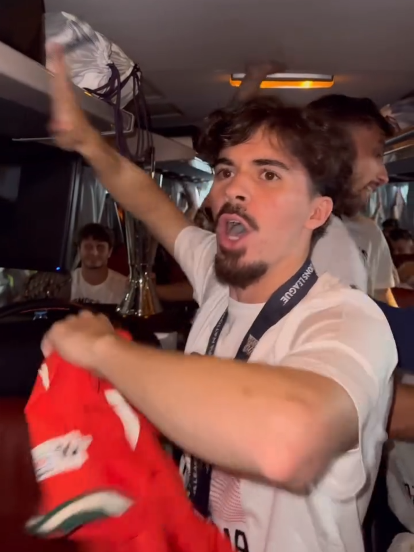 ¡Así suena el autobús del campeón! 🚌🎉🇵🇹 Los jugadores de Portugal siguen de fiesta tras conquistar la UEFA Nations League, y el autobús se convirtió en una pista de celebración llena de cánticos, risas y pura locura. 🔥🎶⚽ ¡La fiesta no para cuando eres campeón! ¿Qué te parece el ritmo de los lusos? 🕺🏆 #UEFANationsLeague #SelecciónPortugal #Futbol