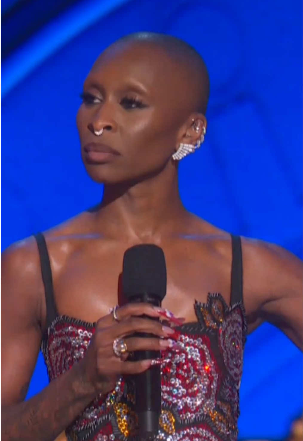 Would 1000% purposely wait 90 seconds to have #CynthiaErivo sing me off stage. 👀 #TonyAwards  