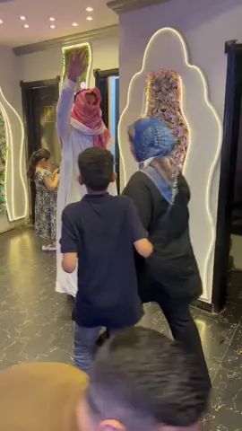 عايزكم تشرفونى قدام أهل العروسه  = بس كدا عنيا دا انا هشرفك 😂😂@Ahmed Galal 
