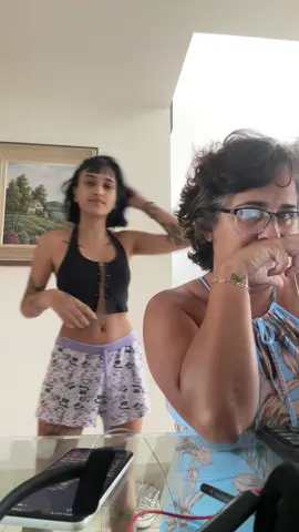 video antigo da minha querida mae julgando meus passos de danca
