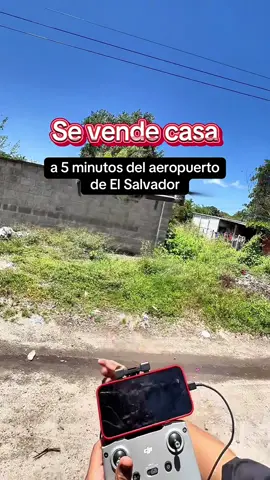 🏡 ¡Mirá esta casa en venta a solo 5 minutos del aeropuerto! Ubicada en Colonia Santa Cristina, sobre la carretera principal que conecta directamente con el paso a desnivel hacia la carretera Litoral y la Comalapa. 📍A 5 min de San Luis Talpa 📍A 5 min del Aeropuerto Internacional 📍A 25–30 min de San Salvador, La Costa del Sol, Playa Las Hojas, Surf City y La Libertad 📍¡Y a menos de 1 km de hoteles, gasolineras, restaurantes y Renta Cars! ✨ La propiedad tiene 420 m² de terreno y cuenta con: ✅ Casa principal con 3 habitaciones (una con baño propio y clóset) ✅ Sala, comedor, cocina con acceso directo al patio y cochera techada ✅ Preparada para 5 aires acondicionados ✅ Segunda área construida: habitación extra + espacio multiusos (bodega, oficina o cuarto de servicio) ✅ Patio trasero con ducha y pila ✅ Todos los servicios conectados 💡 Ideal para vivir, rentar, o desarrollar un Airbnb dúplex cerca del aeropuerto 💰 Precio: $147,000 (negociable) 📞 Interesados, llamar al 6012-8174 o al 7833-2631 📍¡Inversión perfecta si estás cansado del frío y soñás con sol, comodidad y una ubicación estratégica en El Salvador!