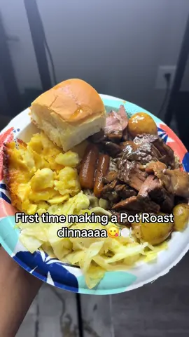 Sunday dinner is readyyyyyy🍛😋 #potroast #sundaydinner #DinnerIdeas #cooking #fyp 