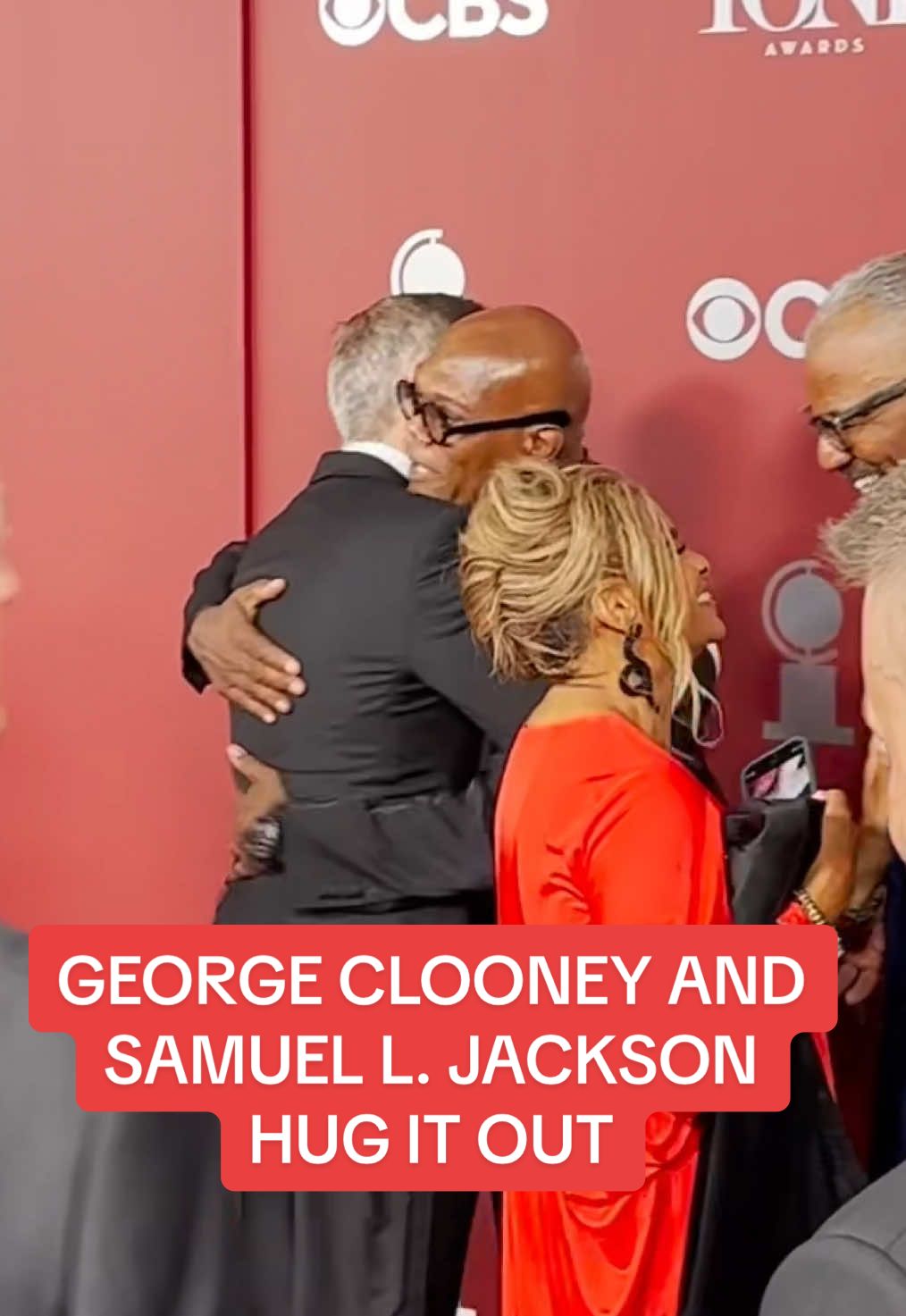 George Clooney and Samuel L. Jackson hug it out on the carpet! #georgeclooney #samuelljackson #hug #tonyawards #broadways #theater #redcarpet