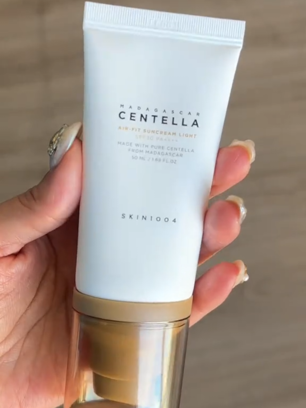 ✨El Protector solar mineral ligero con CICA y Houttuynia Cordata de skin1004 SPF30++++✨ Este protector vegano SPF30 PA++++ tiene filtro mineral de 100% óxido de zinc, ideal para la piel sensible. 🌟Más allá de proteger, esta crema solar cuidará tu piel. Su fórmula cuenta con extractos de centella asiática y Houttuynia Cordata, dos ingredientes vegetales conocidos por sus propiedades calmantes y antiinflamatorias. 🌟Y ahora lo que más te va a gustar de Madagascar Centella Air-Fit Suncream Light: su textura superligera y sin restos blancos. Se extiende fácilmente en tu piel, se absorbe rápido y no queda nada pegajosa. ¿Su único rastro? Un acabado de aspecto jugoso natural. 🛒Disponible 😉 en nuestra tienda virtual 🛍️ #centellaairfit #skin1004 #madagscarcentella #protectorsolar #protectorsolarcoreano #protectormineral #cuidadodelapiel #skincareproduct #kbeautylovers #skincareroutines #skincareperu #koreanskincare #skincareperu #kbeautyperu #fyp #viralvideos 
