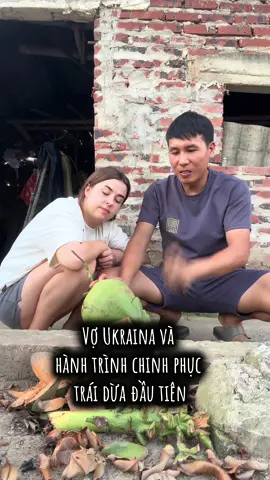 Cô dâu Ukraina lần đầu học bổ dừa — chồng cười không ngậm được miệng!🤣#elizabethvn 
